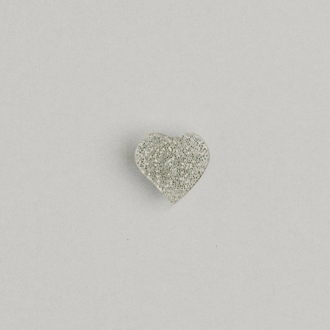 Glittrig hjärtknapp med ögla