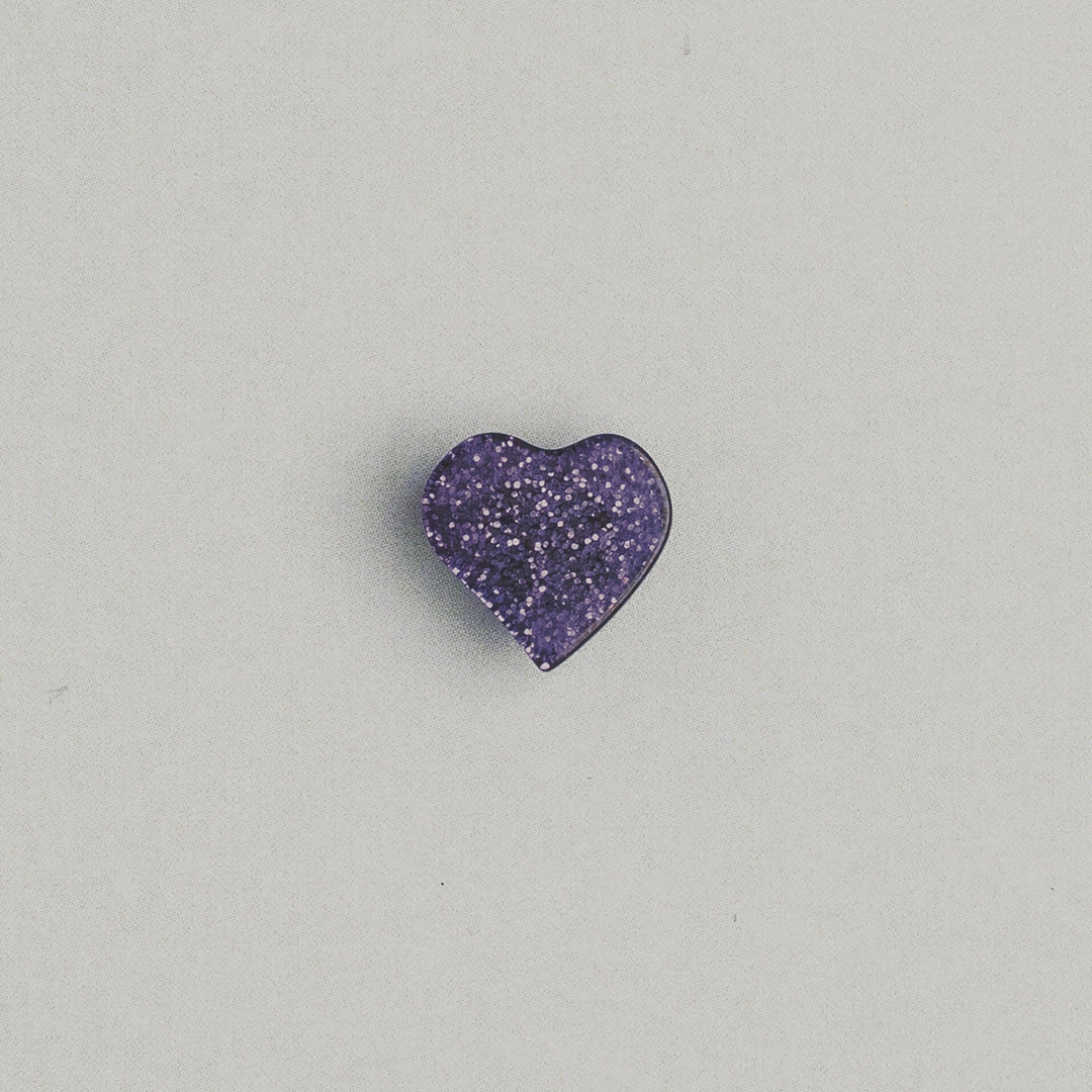 Glittrig hjärtknapp med ögla