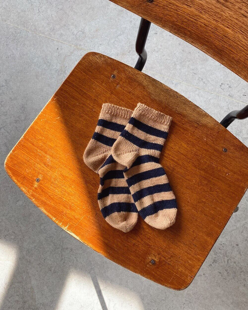 PetiteKnit – Ruffle socks – Lilla garnbutiken