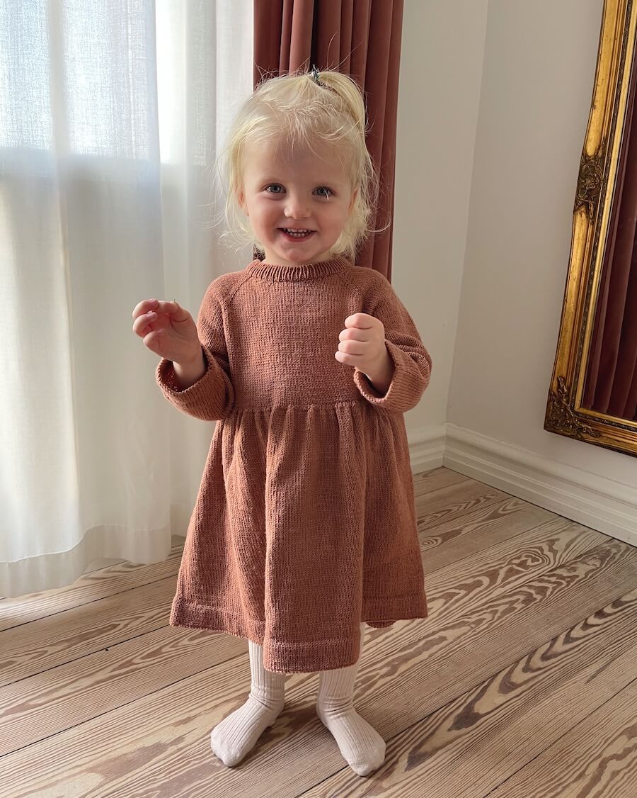 PetiteKnit - Karlas klänning