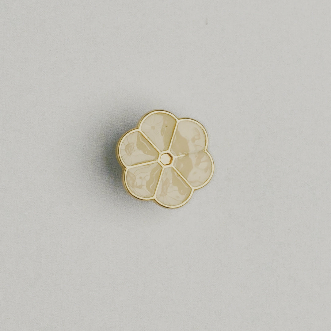 Blomknapp i metall med ögla