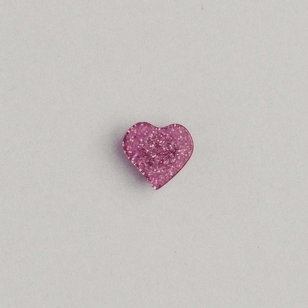 Glittrig hjärtknapp med ögla